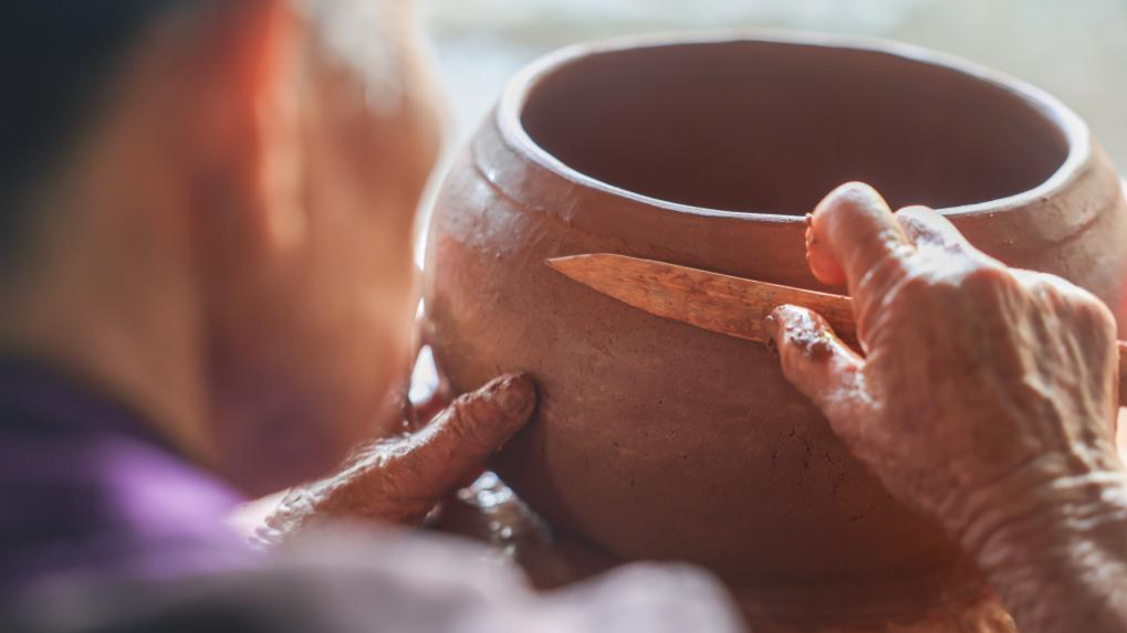 S China's Heitu Village establishes cooperative to promote pottery of Li ethnic group