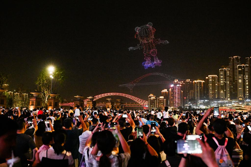 5月2日晚,游客在重庆朝天门广场观看无人机灯光秀。新华社记者 王全超 摄