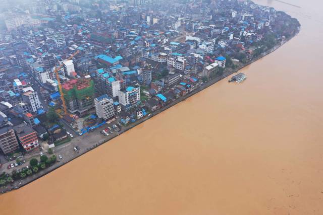 珠江上游融江广西融安段水位今年首次超警。图为4日拍摄的融江广西柳州市融安县城段江面（无人机照片）。