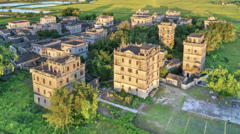 开平位于广东省江门市，开平碉楼是中国乡土建筑的一个特殊类型，是集防卫、居住和中西建筑艺术于一体的多层塔楼式建筑，表现了19世纪末及20世纪初海外开平人与其故里的密切联系。2007年广东“开平碉楼与村落”被列入《世界遗产名录》。