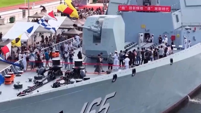 两天近两万人次参观 香港市民感受山东舰航母编队英姿