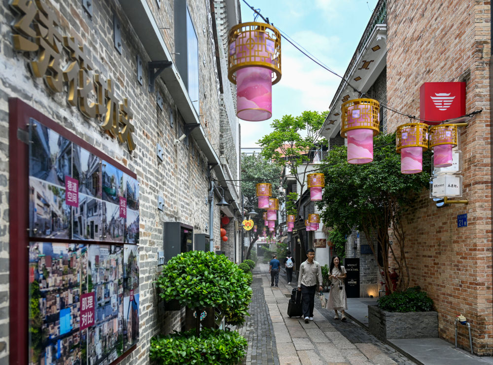 广州永庆坊位于荔湾区恩宁路，保存着广州最为完整的骑楼建筑群，是一条有着千年历史的文化街区。2016年，永庆坊率先成为全国“微改造”试点街区，摒弃了大拆大建的做法，通过“绣花功夫”延续历史格局，活化利用旧建筑空间，既留存岭南建筑风貌，又创新性融入现代生活功能，实现传统肌理保护与人居环境提升的有机统一。