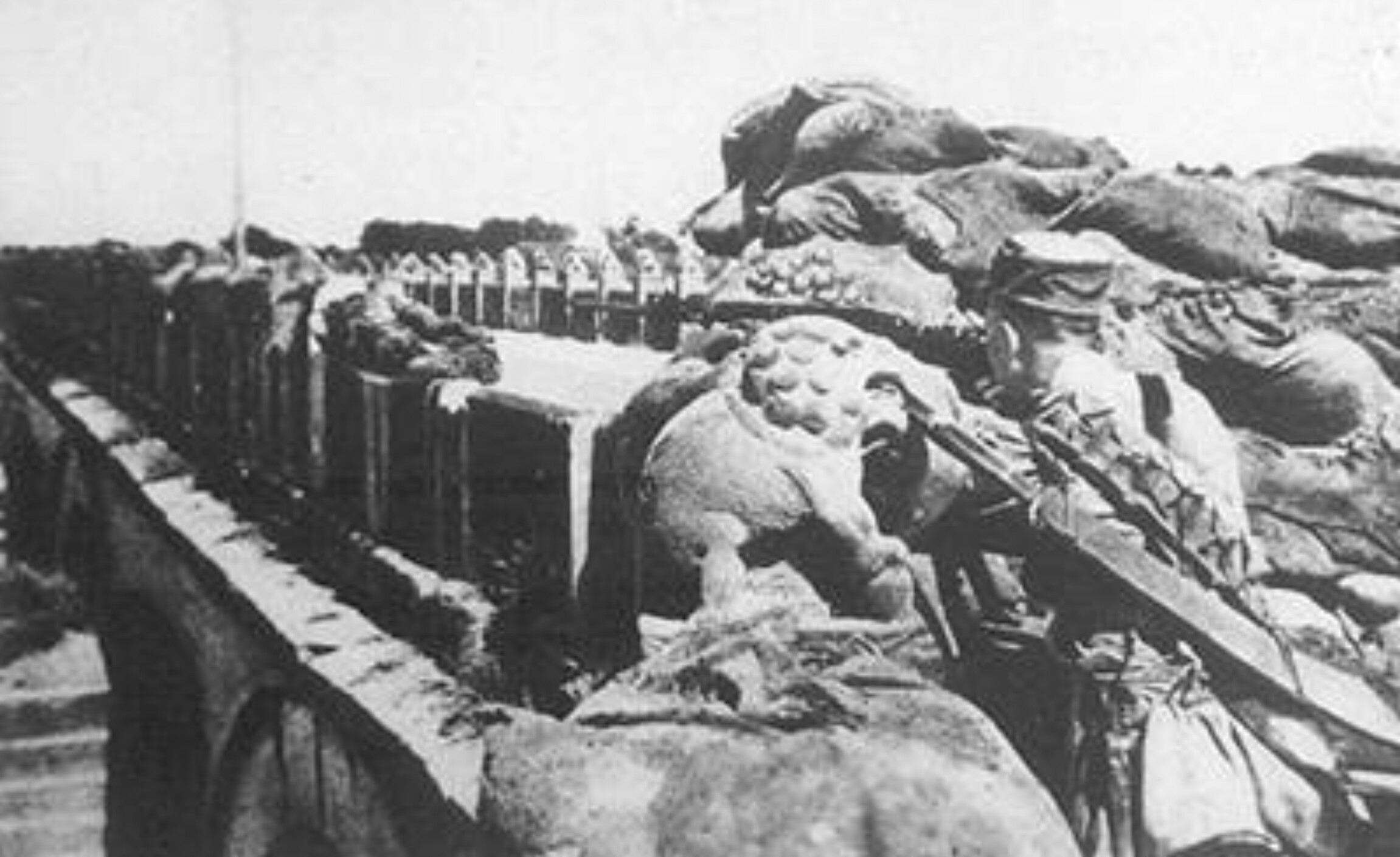 守卫卢沟桥的战士在掩体后面准备战斗。资料图片