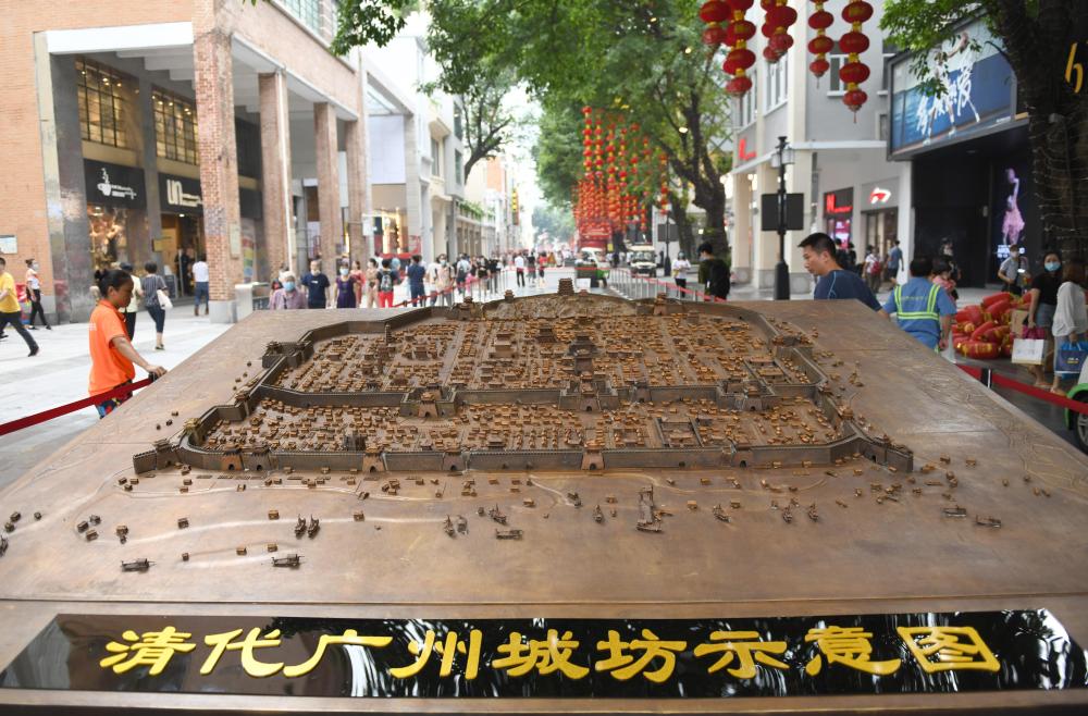 省会广州的北京路，依然留存着千年王宫遗址、千年古道遗址、千年古楼遗址、千年水闸遗址、千年药洲遗址，距地表下三米处，层层叠压着五朝十一层的路面，展示着繁华商都的厚重历史。