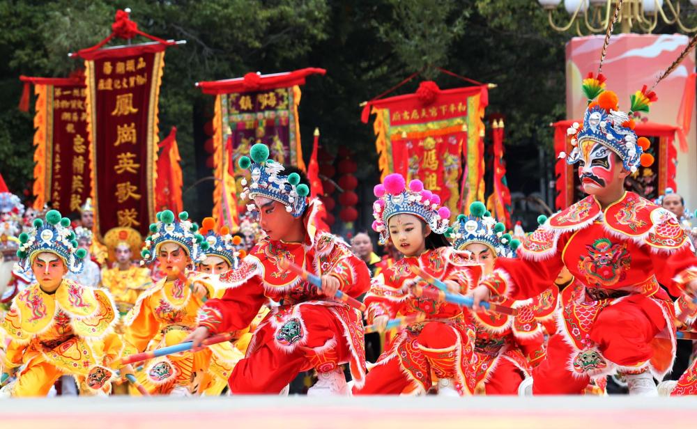 近两年，广东潮汕地区的国家级非遗英歌舞持续“火出圈”，被很多网友形容为“必看的传统艺术盛宴”。英歌是汉族民间广场情绪舞蹈，是广东潮汕人民在长期实践中形成且具有特独表现形式的民间艺术，集武术、戏剧、舞蹈于一身，舞姿雄壮豪迈，风格多样，刚柔并济，热情奔放，激荡人心。