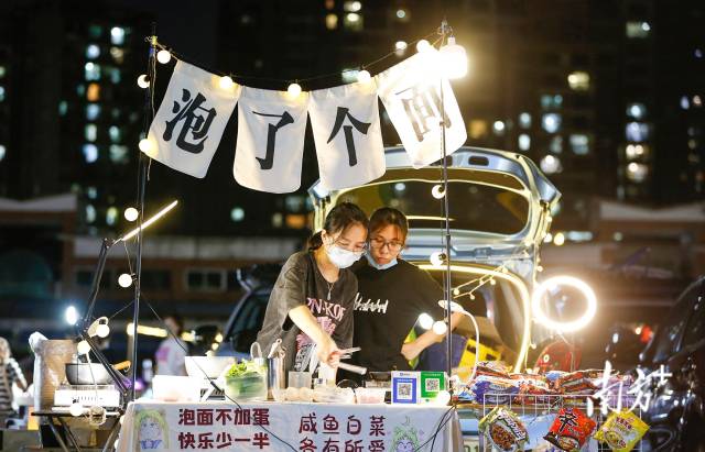 广东中山，沙岗墟夜市广场的车尾箱都经过精心打扮，摊位流光溢彩个性十足。 