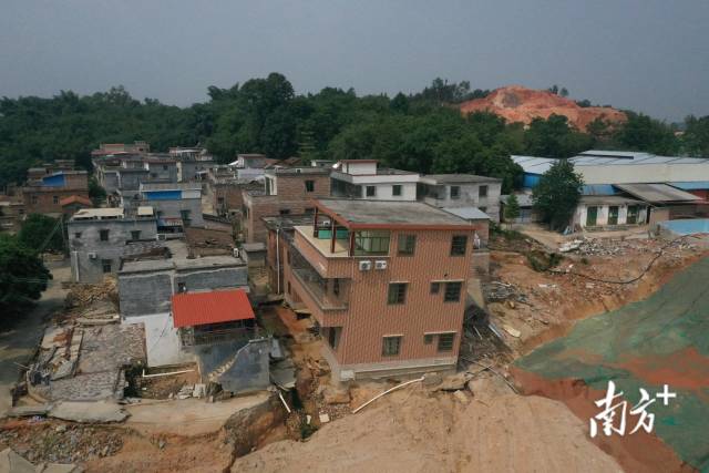 8月30日，清城区飞来峡镇，此前洪水席卷村庄的一村民楼地基被冲垮，房屋歪斜。