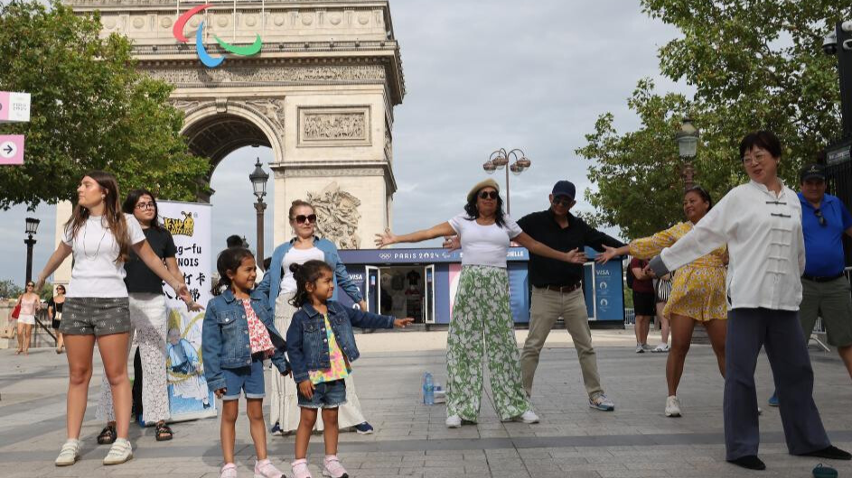 People experience practicing Chinese aerobic exercise in Paris