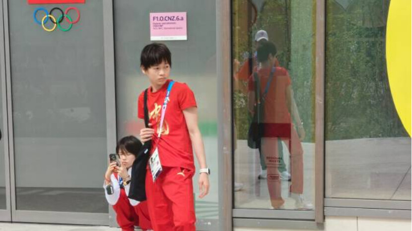 Chinese diving stars Quan Hongchan and Chen Yuxi arrive at Paris Olympic Village with diving 'Dream Team'