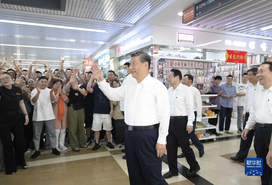 9月20日至21日，中共中央总书记、国家主席、中央军委主席习近平在浙江考察。这是20日上午，习近平在义乌国际商贸城考察时，同商户亲切交流。新华社记者李学仁摄