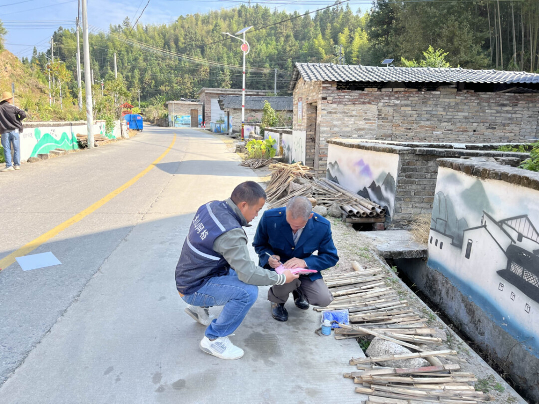 禾联村网格员收集群众的意见建议。