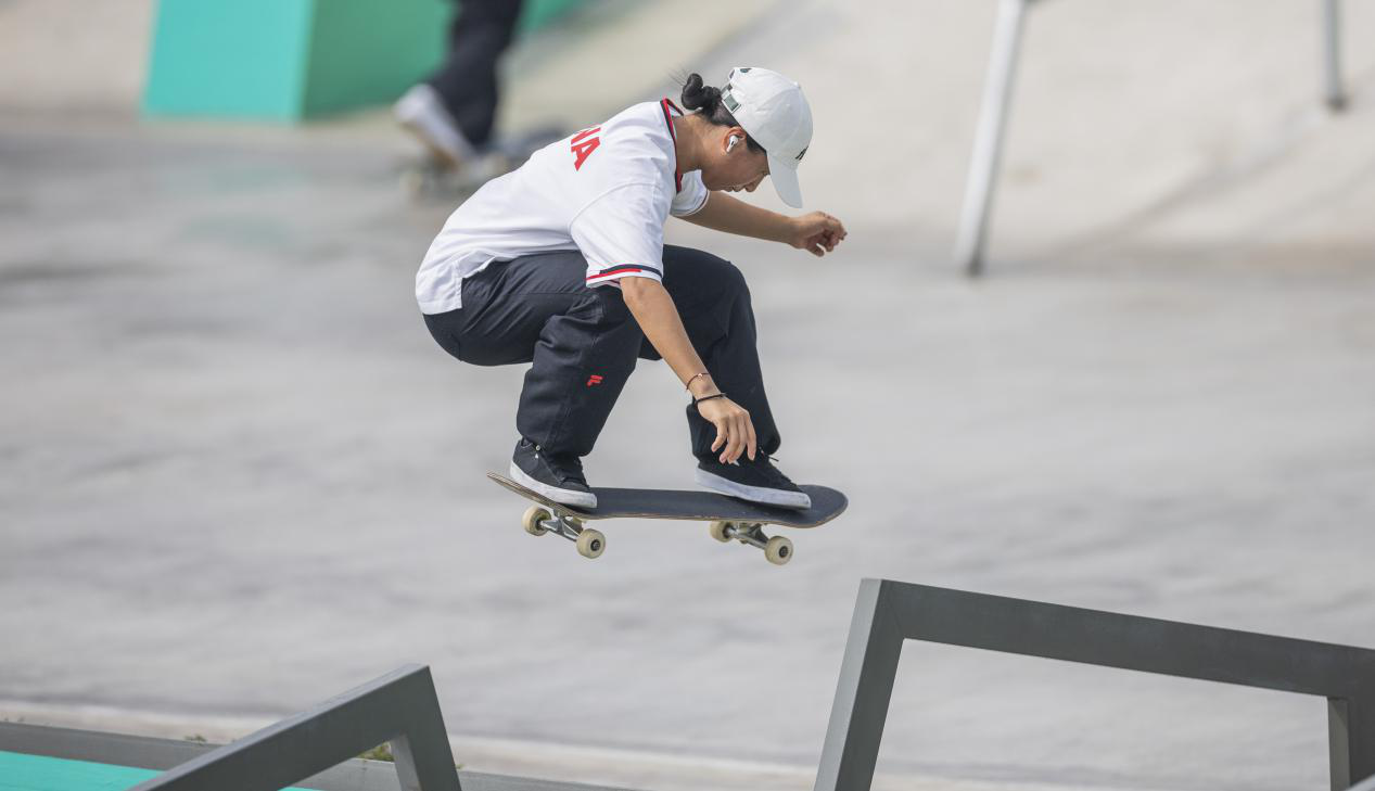 Guangdong's Zeng Wenhui wins silver medal in skateboarding