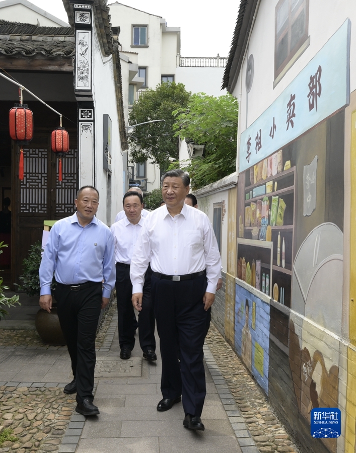 9月20日至21日，中共中央总书记、国家主席、中央军委主席习近平在浙江考察。这是20日上午，习近平在金华市义乌市后宅街道李祖村考察。新华社记者李学仁摄