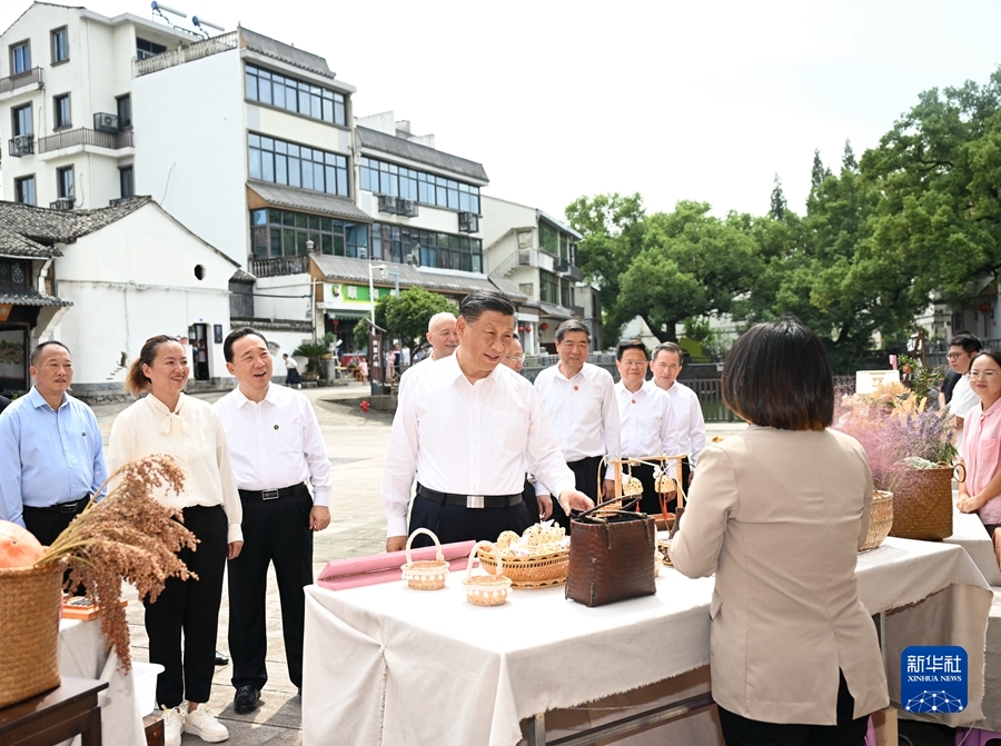 9月20日至21日，中共中央总书记、国家主席、中央军委主席习近平在浙江考察。这是20日上午，习近平在金华市义乌市后宅街道李祖村考察。新华社记者谢环驰摄