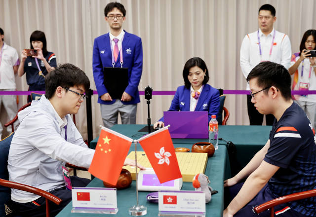 9月26日，中国选手柯洁（前左）与中国香港选手陈乃申在第六轮比赛中。新华社发