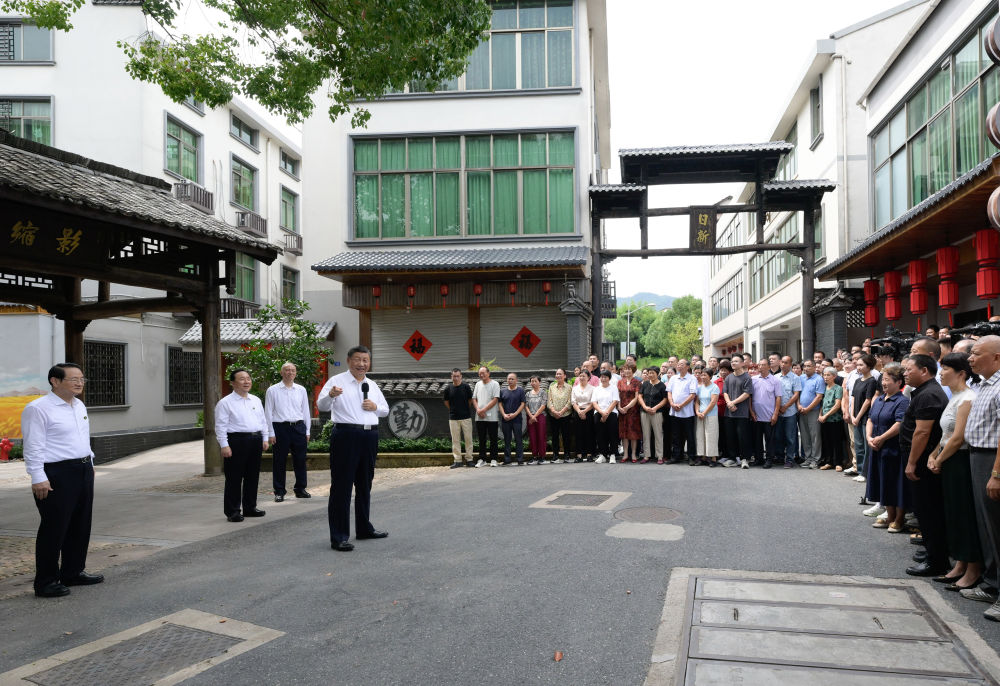 20日上午，习近平在金华市义乌市后宅街道李祖村考察时，同群众亲切交流。