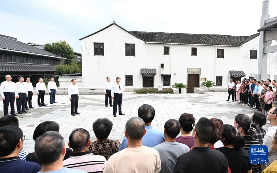 9月20日至21日，中共中央总书记、国家主席、中央军委主席习近平在浙江考察。这是20日下午，习近平在诸暨市枫桥镇枫桥经验陈列馆，同当地群众亲切交流。新华社记者燕雁摄