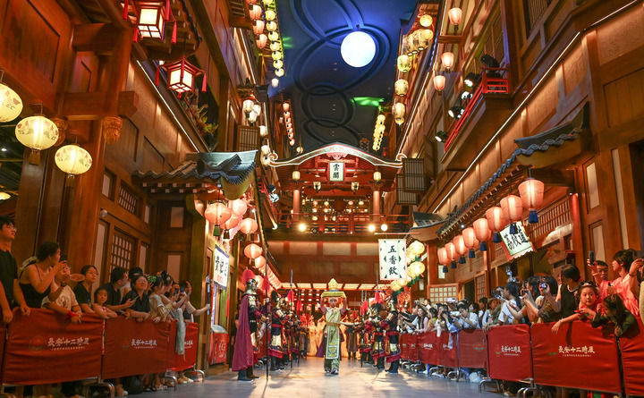 8月2日，游客在长安十二时辰主题街区观看唐风演艺《万邦来朝》。新华社记者 邹竞一 摄
