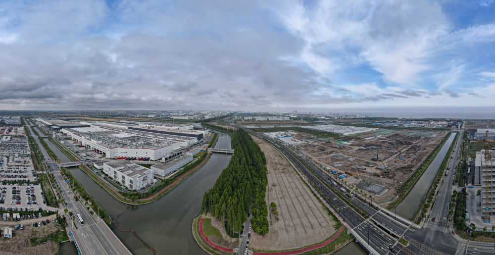 2024年5月23日拍摄的特斯拉上海储能超级工厂建设工地（右，新华社记者 方喆 摄