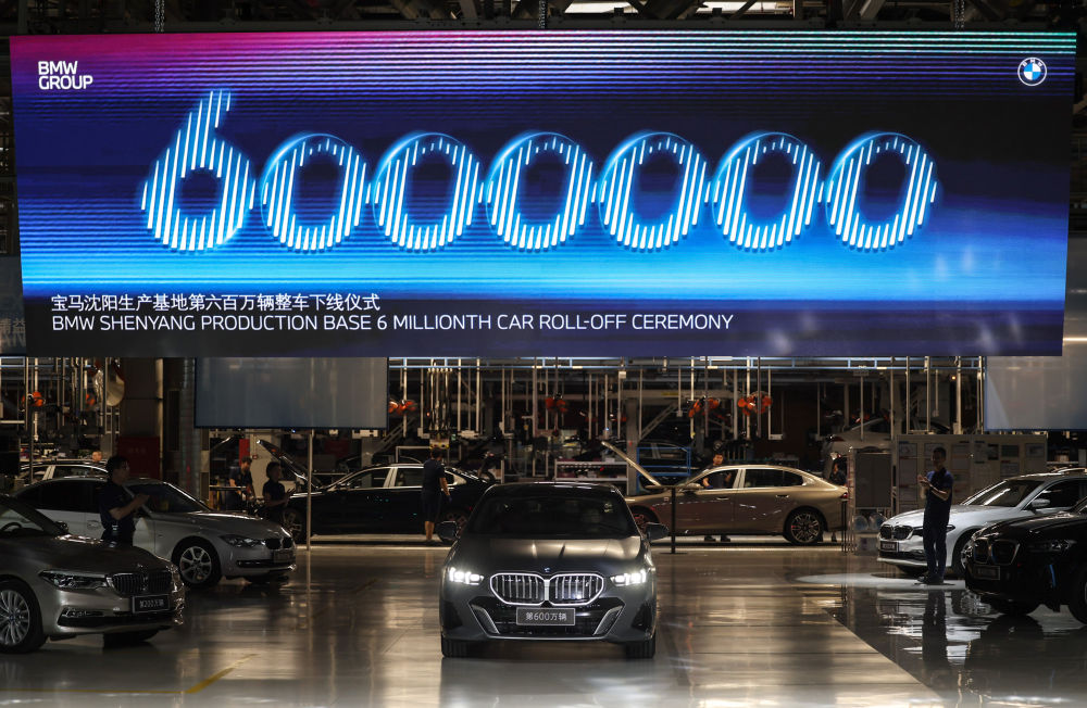 这是华晨宝马第600万辆整车下线仪式现场（2024年5月8日摄）。中国大街上鲜有特斯拉汽车的身影�	。2023年在其全球产能中占比过半……</p><p style=