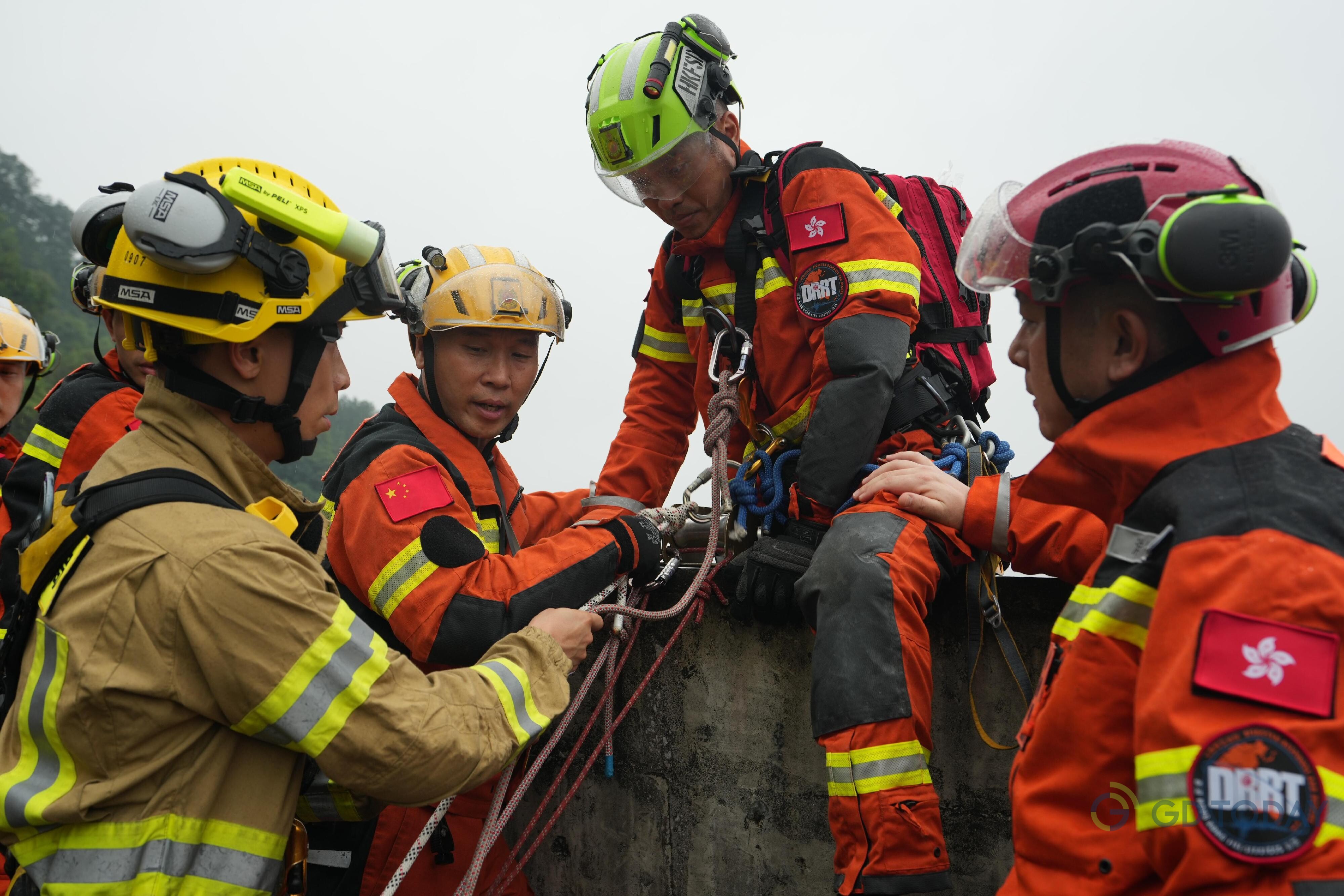 香港与澳门救援人员合作架设绳索系统进行救援。