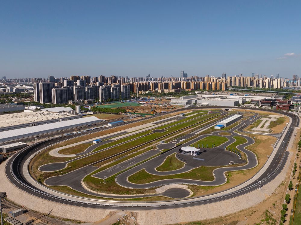 这是2024年5月16日拍摄的大众汽车（中国）科技有限公司的城市测试跑道（无人机照片）。新华社发
