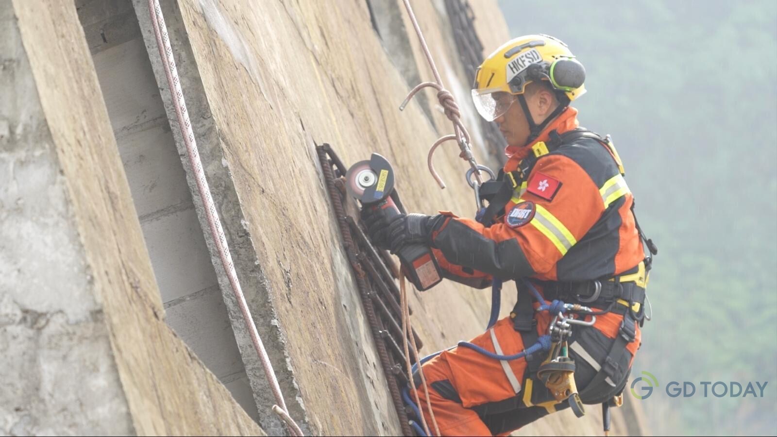 香港消防处灾难应变救援队队员于倾斜的建筑物拆破外墙架构以进行救援工作。