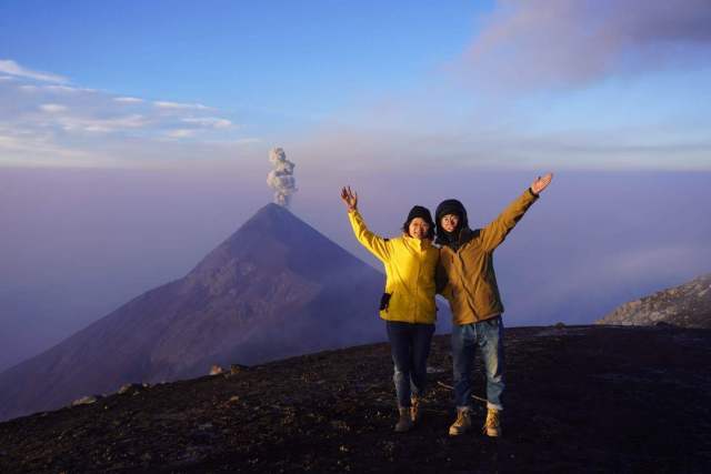 “游牧夫妻”在危地马拉爬火山。