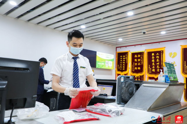 在旅客失物招领处，工作人员正在给旅客遗失物进行安全检查并登记封存。