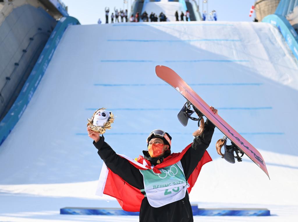　　这是2022年2月15日，中国选手苏翊鸣在北京2022年冬奥会单板滑雪男子大跳台决赛夺冠后庆祝。新华社记者 黄宗治 摄