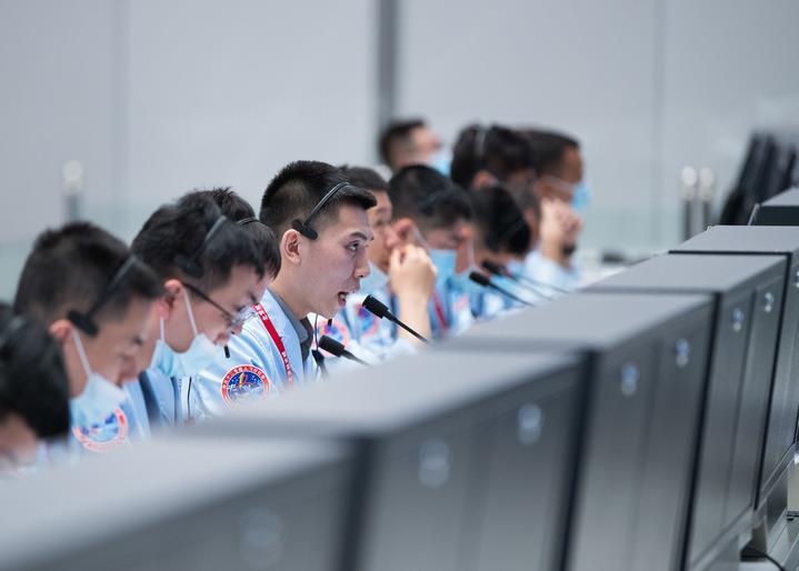 北京航天飞行控制中心的科研人员在工作中（2021年6月17日摄）。新华社记者 金立旺 摄