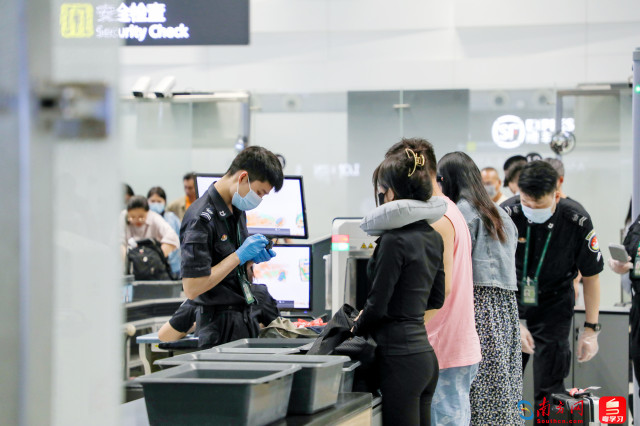 国际安检口迎来检查高峰。