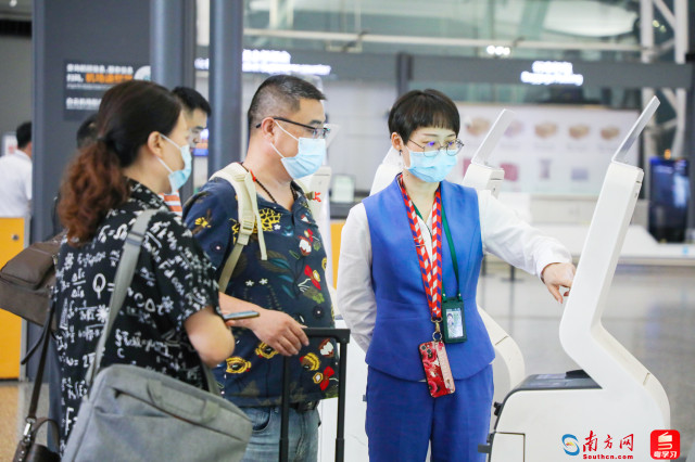 国内值机员及时为旅客提供帮助。