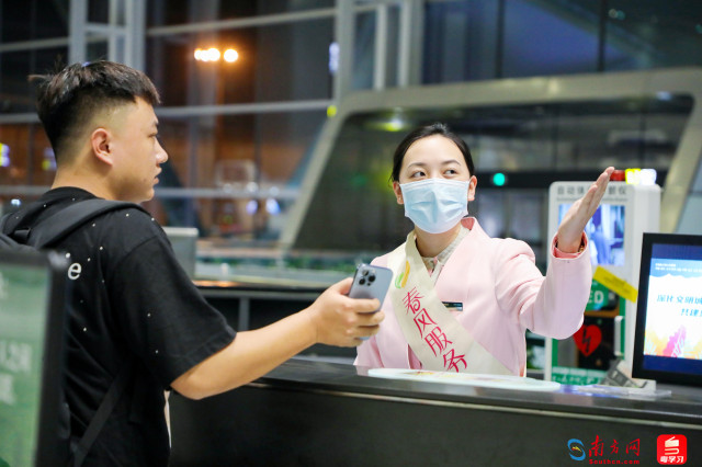 问询员耐心地回复每一位旅客的咨询。