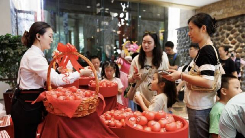 Visitors get free red eggs in Chimelong to celebrate one-month birth of giant panda "Meng Er Dai"