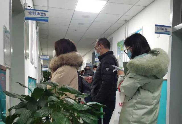 2023年11月25日，北京海淀区中关村社区卫生服务中心。临近关门时间，全科诊室前仍有不少年轻人候诊。（南方周末实习生 习丽杰 / 摄）