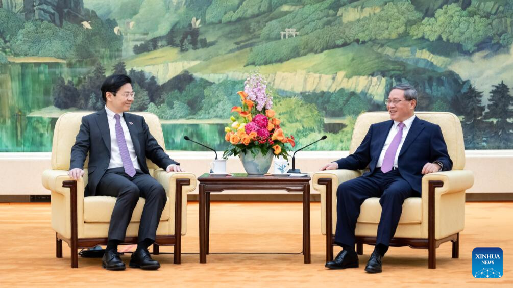 Chinese premier meets Singaporean deputy prime minister