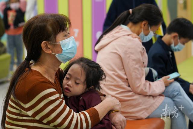 在广东省中医院，患者等待就医。