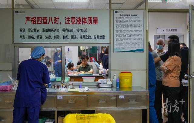 广东省第二人民医院急诊科诊疗现场。