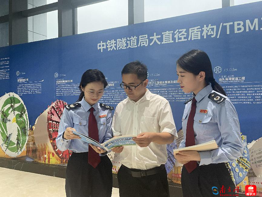 南沙区税务局工作人员送税费优惠政策上门。通讯员供图