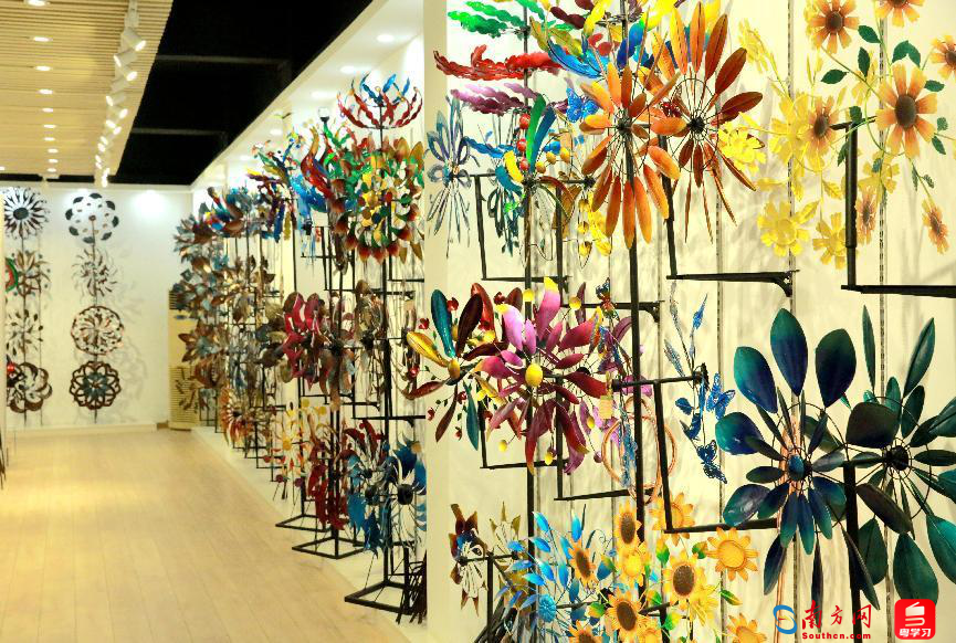 隔朗五金产品展厅里的金属风车制品。通讯员供图
