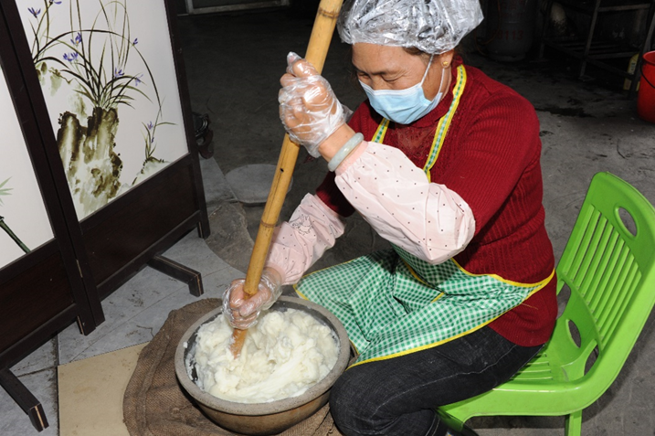 疍家糕制作技艺的“撑粉”工序。