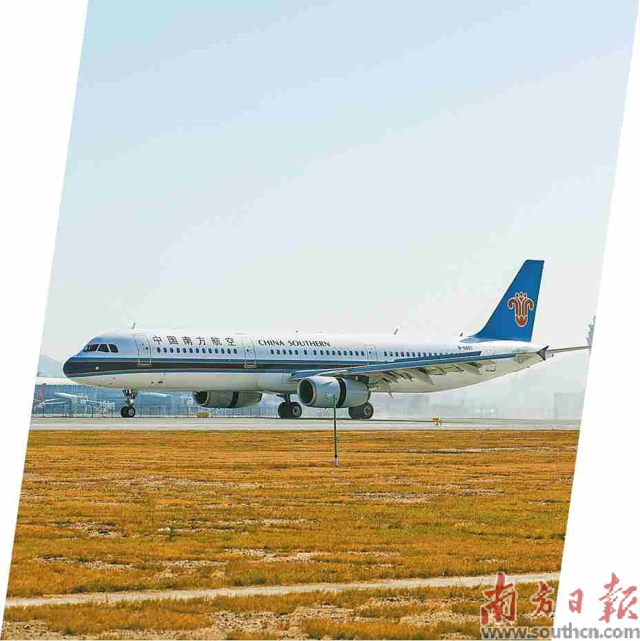 11月29日,深圳机场三跑道首降航班南航CZ3590平稳降落。南方日报记者 鲁力 摄