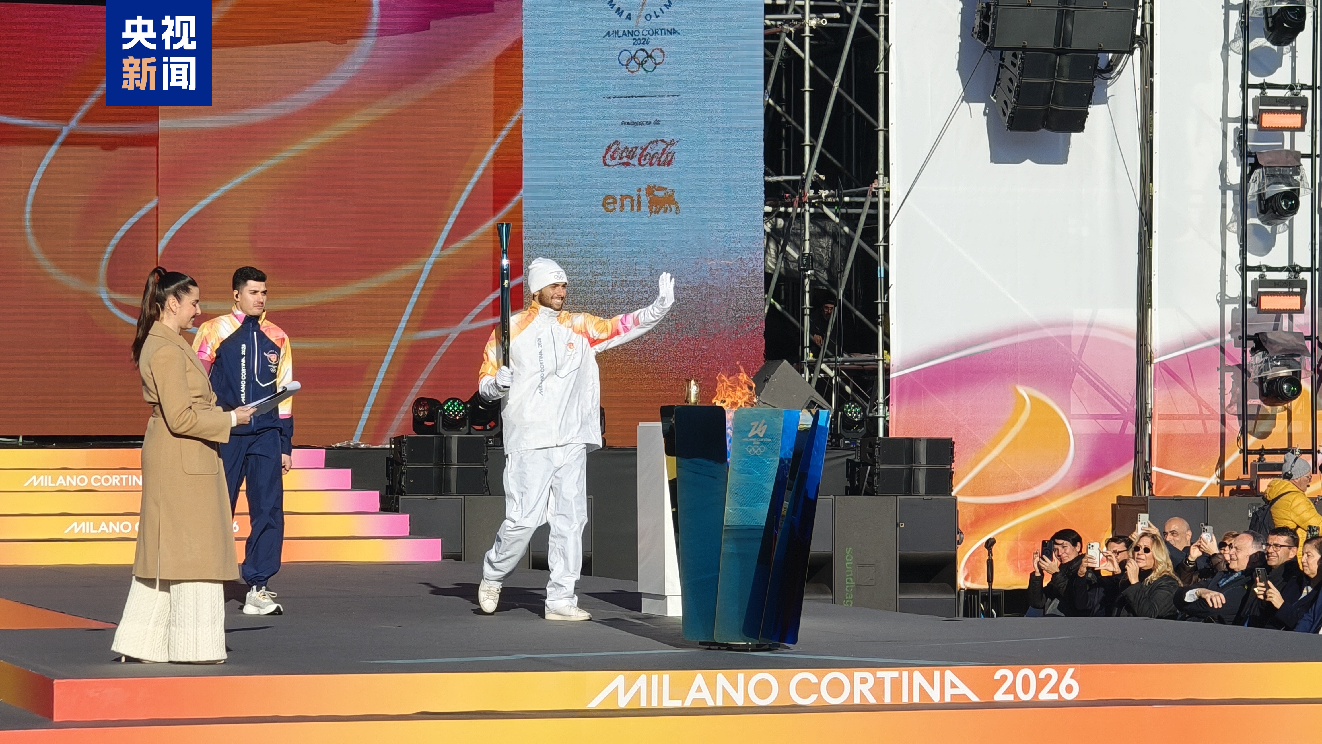 △意大利境内第一名火炬手,意大利游泳运动员格雷戈里奥·帕尔特里涅里(右一)