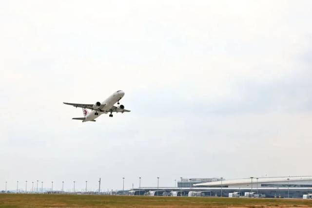 从T1到T3,变化的不仅是航站楼的规模,更是广州城市发展的维度与格局。 从T1到T3,变化的不仅是航站楼的规模,更是广州城市发展的维度与格局。