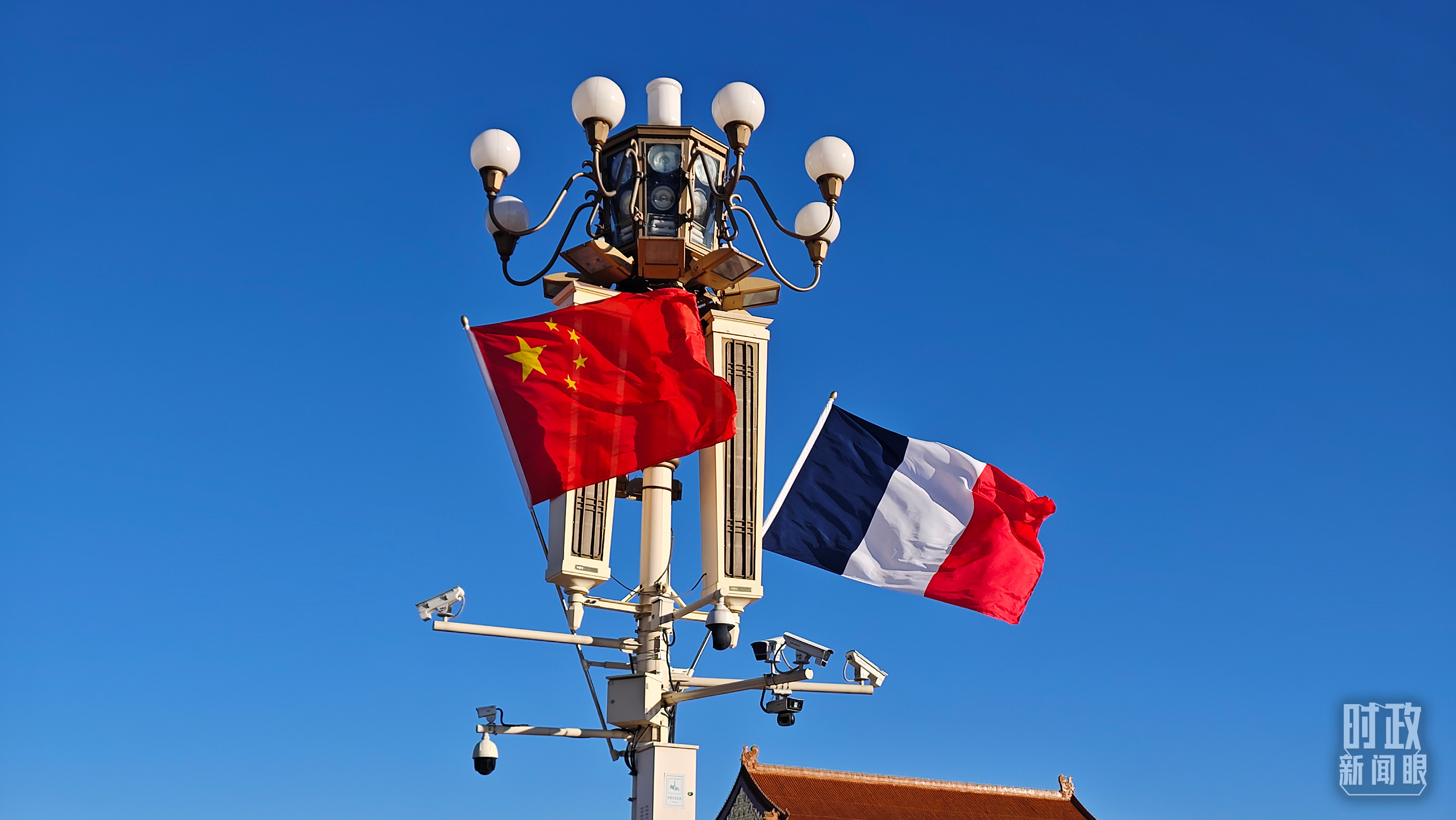 △长安街上悬挂的中法两国国旗。（总台央视记者韩锐拍摄）