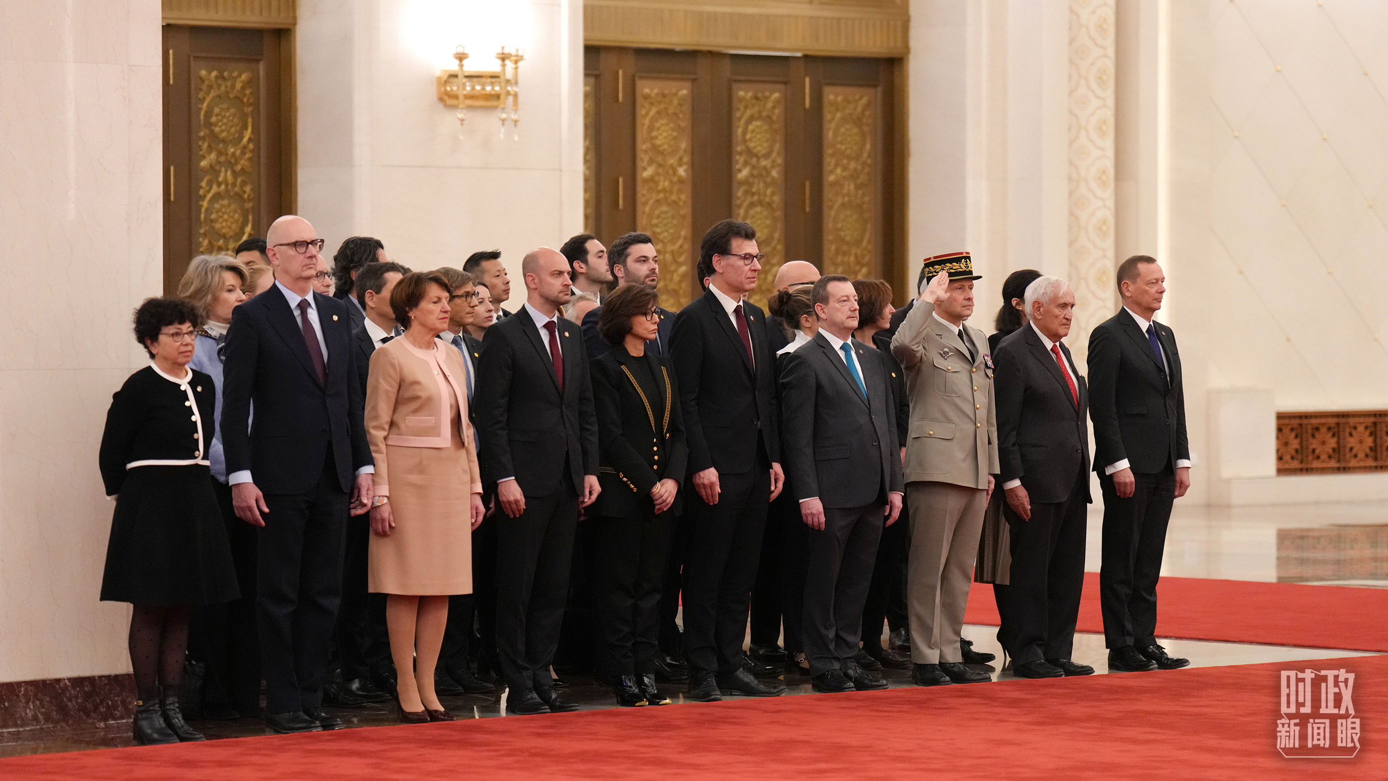 △欢迎仪式上的法方代表团。（总台记者李晋拍摄）