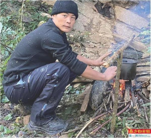 选手“刀疤哥”正在生火做饭。 受访景区提供