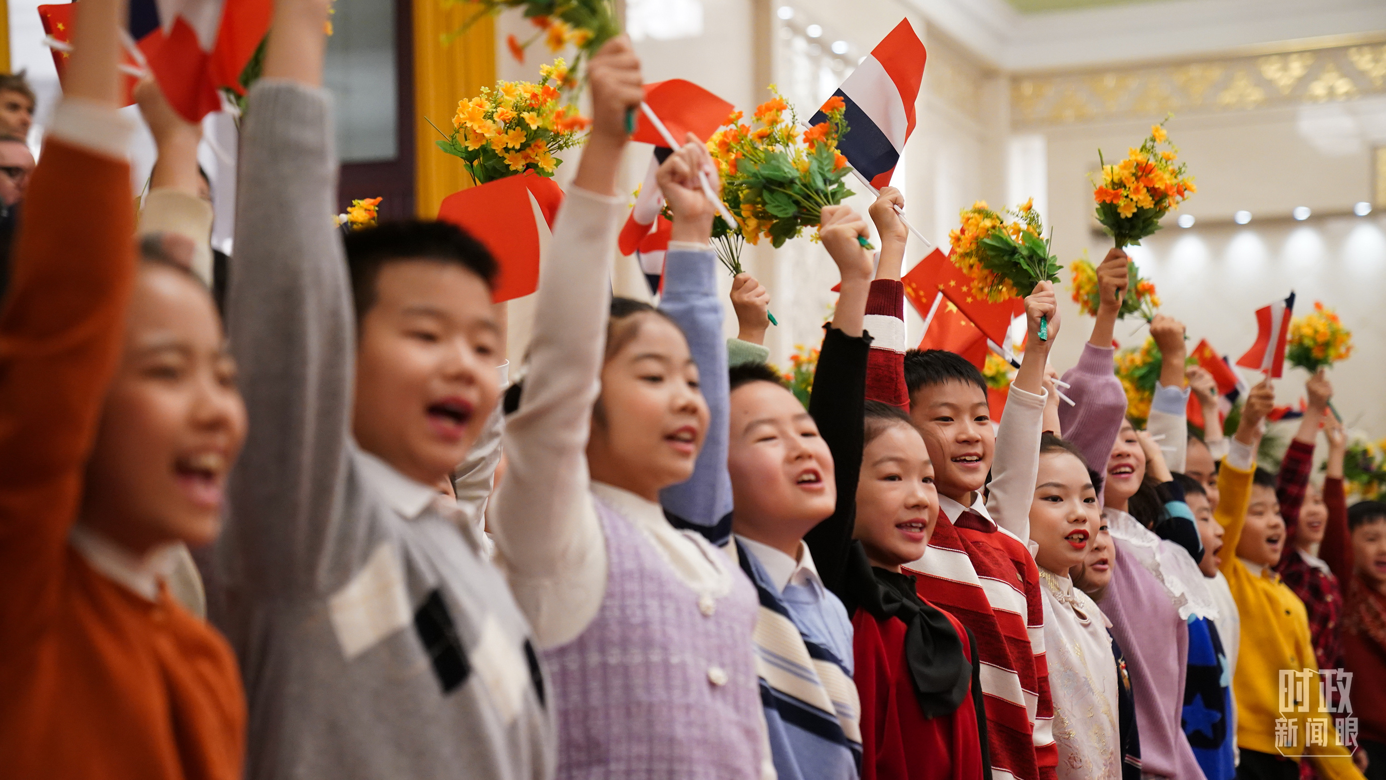 △欢迎仪式上的礼兵和少年儿童。（总台记者李晋拍摄）