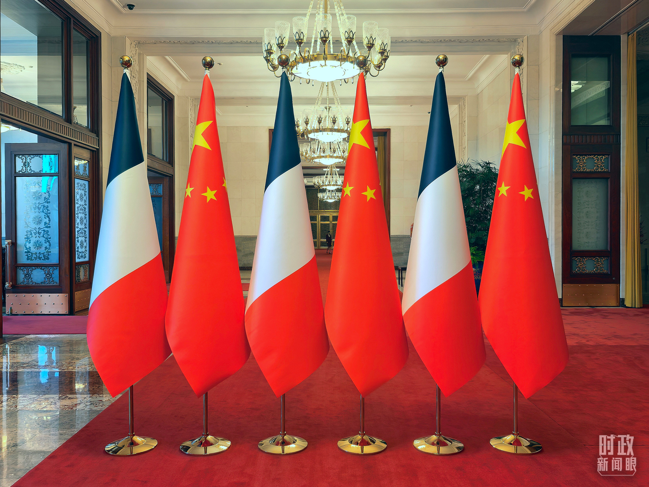 △大会堂内的中法两国国旗。（总台央视记者刘琦拍摄）